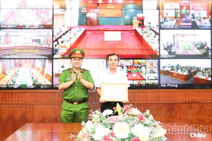 Thừa ủy quyền của Bộ trưởng Bộ Công an, Đại tá Trần Minh Trúc trao bằng khen cho tập thể Nhân dân, cán bộ xã Cam Lâm.