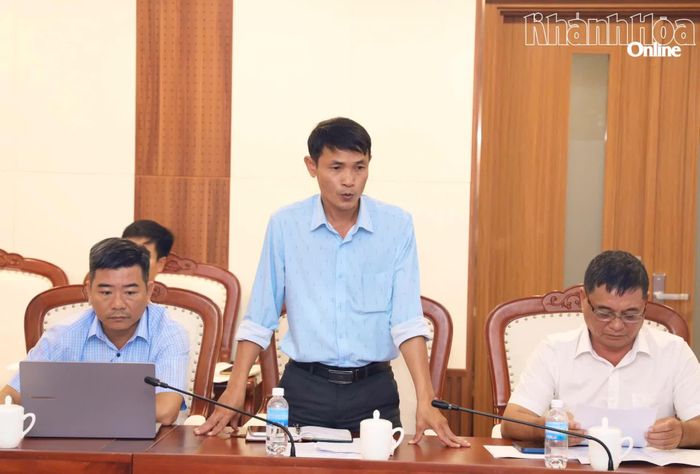 Đại diện Trung tâm Phát triển quỹ đất Khánh Hòa báo cáo tiến độ giải phóng mặt bằng các dự án.