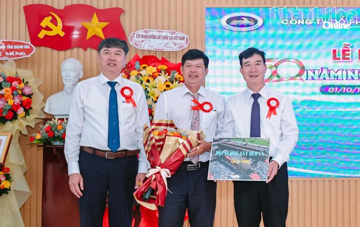 Nguyên lãnh đạo Công ty Cổ phần Đường sắt Phú Khánh tặng tư liệu, hiện vật mang giá trị truyền thống cho công ty.