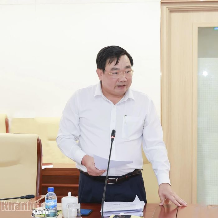 Đồng chí Trịnh Minh Hoàng - Phó Chủ tịch UBND tỉnh phát biểu tại hội nghị.