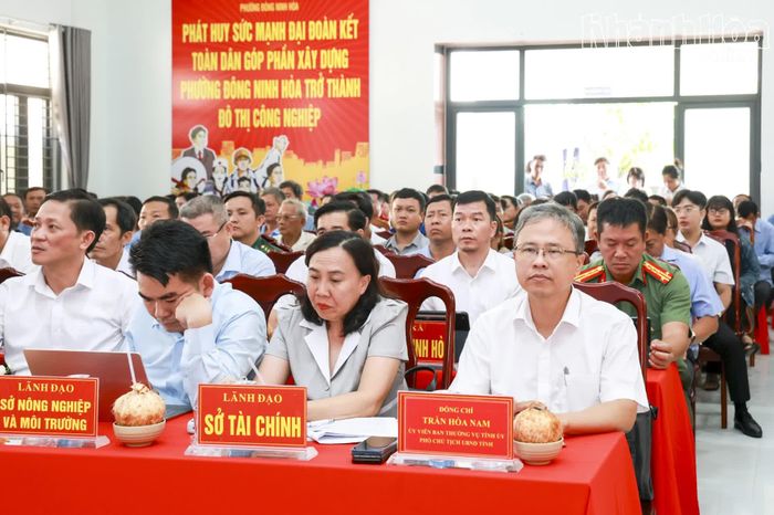 Đồng chí Trần Hòa Nam cùng các đại biểu, cử tri tham dự buổi tiếp xúc.