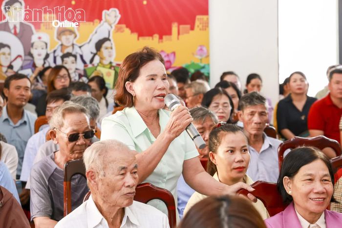 Cử tri nêu kiến nghị tại buổi tiếp xúc.