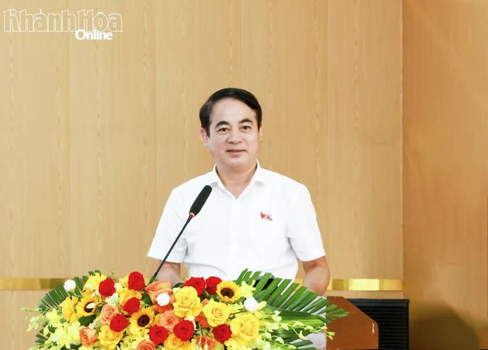 Đồng chí Nghiêm Xuân Thành phát biểu tại buổi tiếp xúc cử tri.