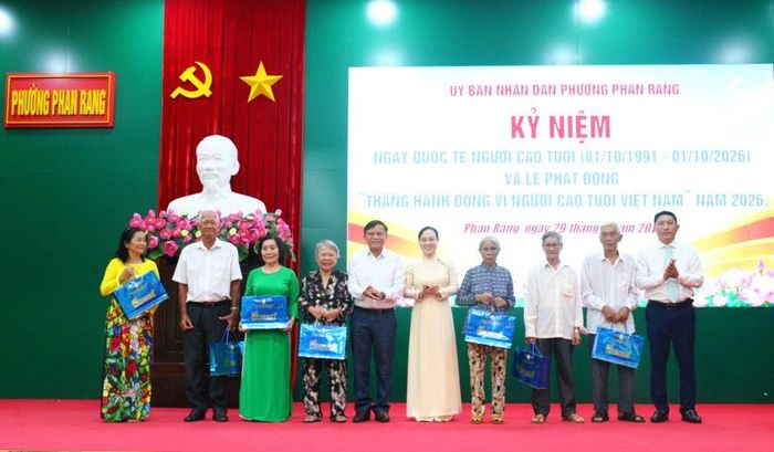 Lãnh đạo phường Phan Rang tặng quà cho hội viên người cao tuổi có hoàn cảnh đặc biệt khó khăn.