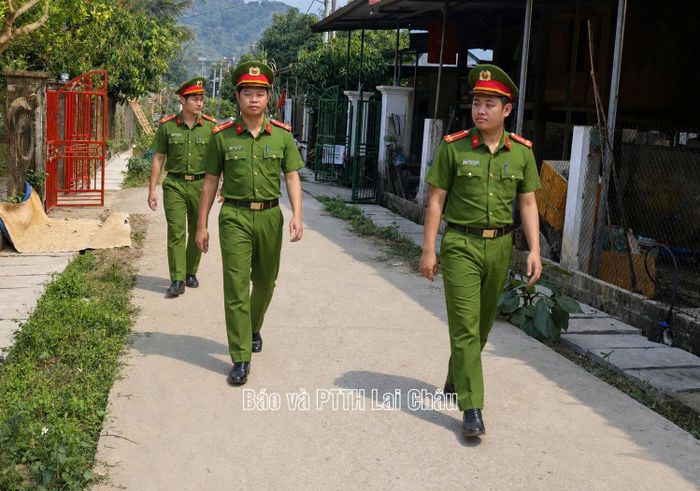 Lực lượng Công an xã tuần tra ở các bản góp phần ngăn ngừa tội phạm.