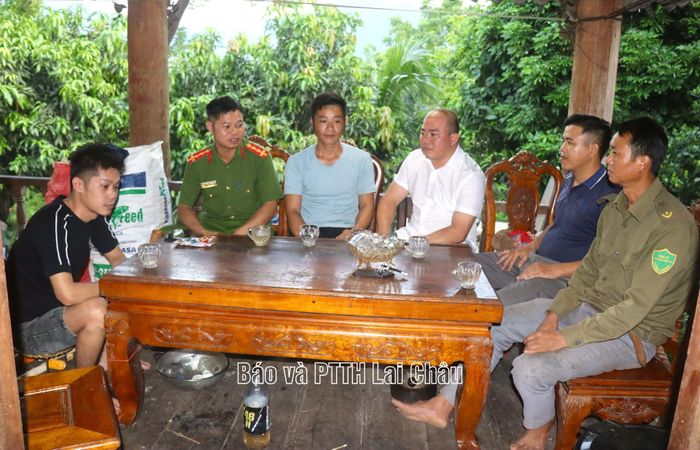 Lực lượng công an cùng các phòng, ban xã đến gia đình người lầm lỡ để động viên tái hòa nhập cộng đồng.