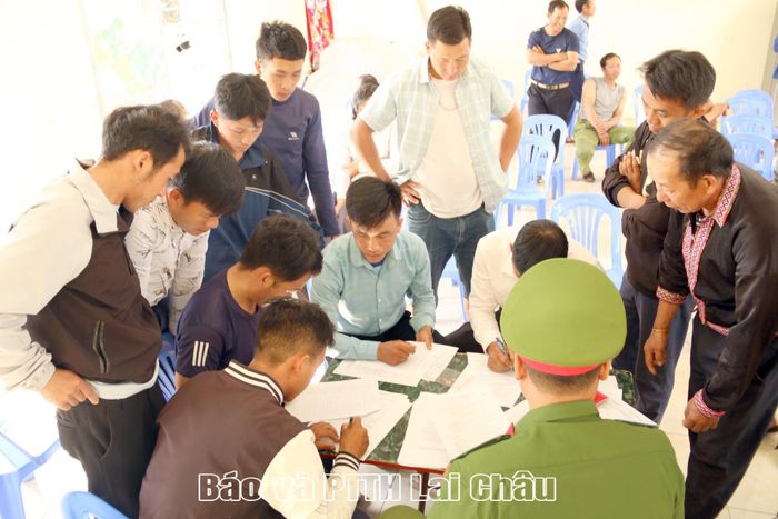 Người dân xã Pa Tần ký cam kết "Xây dựng bản không có ma tuý năm 2025, duy trì bản không có ma tuý giai đoạn 2026-2030".