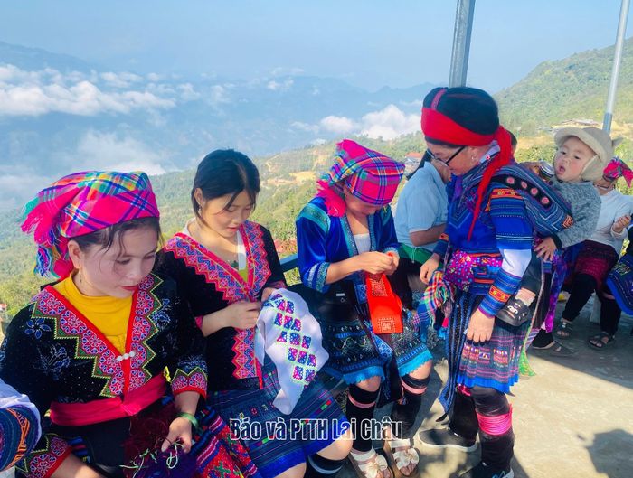 Xây dựng môi trường không khói thuốc phụ nữ, trẻ em bản Can Tỷ có không gian sinh hoạt an toàn.