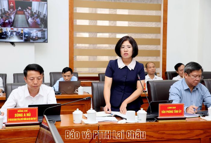Lãnh đạo Văn phòng Tỉnh uỷ phát biểu tại hội nghị. 