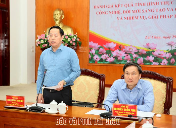 Đồng chí Hà Quang Trung - Phó Bí thư Tỉnh uỷ, Chủ tịch UBND tỉnh, Phó Trưởng Ban Thường trực Ban Chỉ đạo tỉnh phát biểu kết luận hội nghị. 