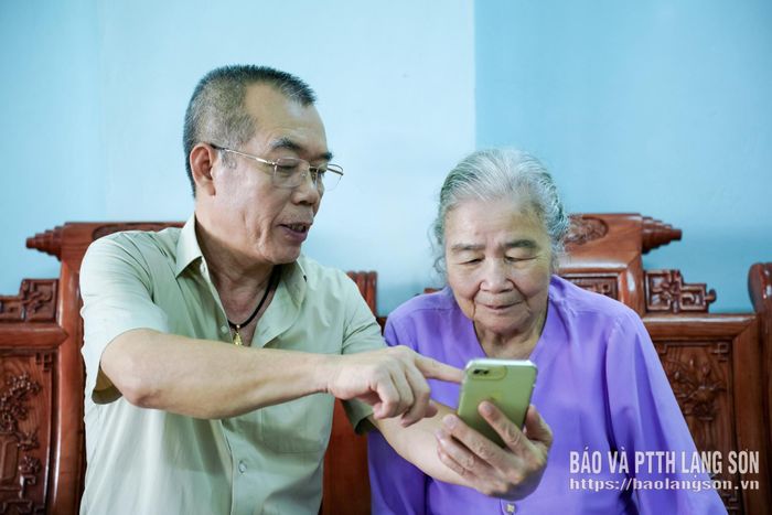 Người cao tuổi phường Kỳ Lừa được người thân hướng dẫn sử dụng các tiện ích số