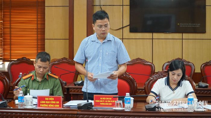 Lãnh đạo Phòng Kinh tế - Hạ tầng và Đô thị phường thông qua kế hoạch và phương án cưỡng chế
