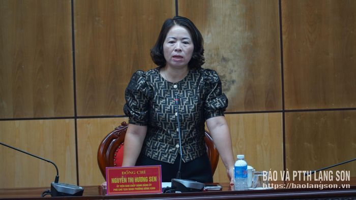 Lãnh đạo UBND phường Đông Kinh phát biểu tại cuộc họp