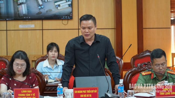 Lãnh đạo Chi nhánh Phát triển quỹ đất khu vực đô thị nêu ý kiến tại cuộc họp