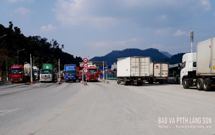 Phương tiện chở hàng hóa XNK thông quan qua cửa khẩu quốc tế Hữu Nghị