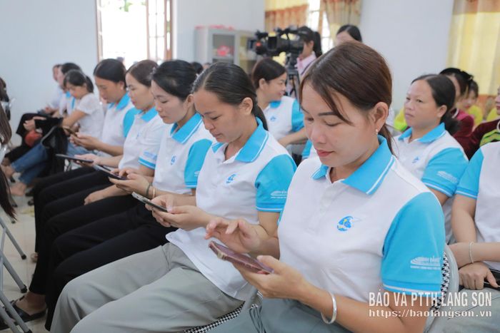 Hội viên phụ nữ xã Văn Lãng thi trực tuyến tìm hiểu 80 năm truyền thống LLVT tỉnh Lạng Sơn