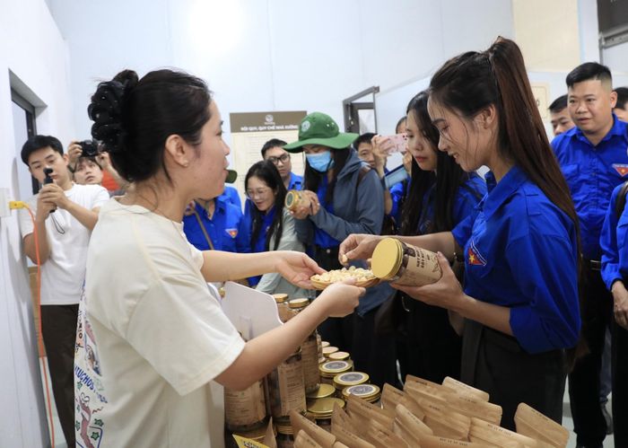 Các đại biểu tham quan tại cơ sở chế biến mắc ca Công ty Cổ phần Macaday (xã Hữu Lũng)