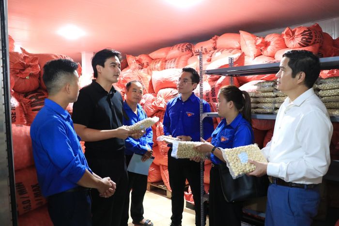 Các đại biểu tham quan tại cơ sở chế biến mắc ca Công ty Cổ phần Macaday (xã Hữu Lũng)