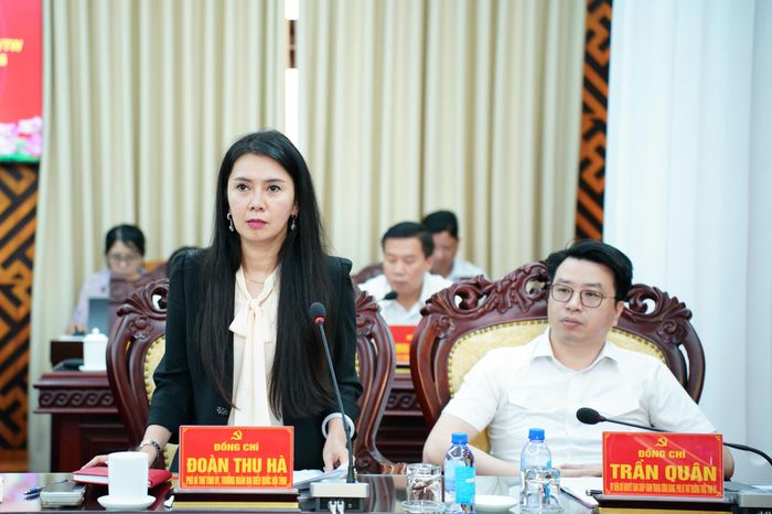 Đồng chí Đoàn Thu Hà, Phó Bí thư Tỉnh ủy, Trưởng Đoàn đại biểu Quốc hội tỉnh phát biểu tại hội nghị