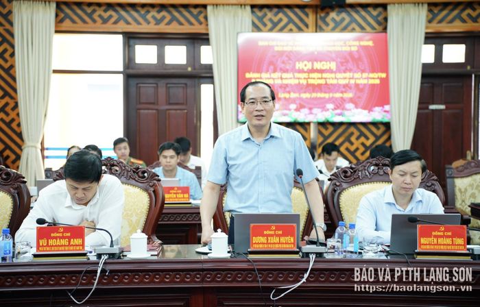 Đồng chí Dương Xuân Huyên, Phó Chủ tịch Thường trực HĐND tỉnh phát biểu tại hội nghị