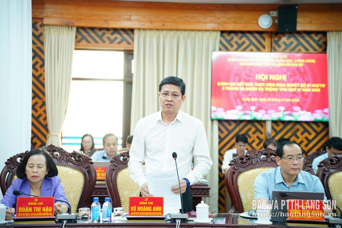 Đồng chí Vũ Hoàng Anh, Phó Bí thư Tỉnh ủy, Chủ tịch Ủy ban MTTQ Việt Nam tỉnh phát biểu tại hội nghị