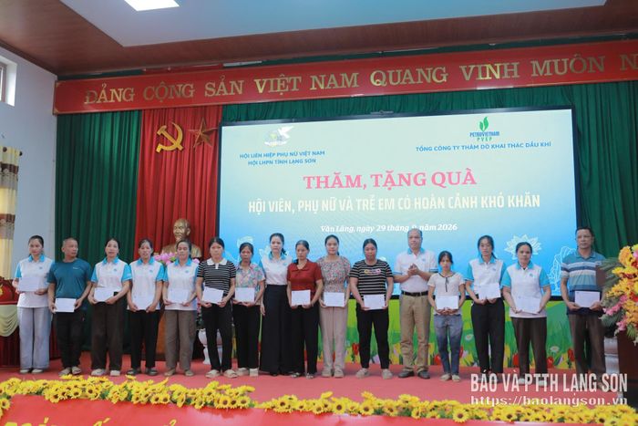 Lãnh đạo Hội LHPN tỉnh và Ủy ban MTTQ Việt Nam xã Văn Lãng trao quà của Hội LHPN Việt Nam cho hội viên, phụ nữ và trẻ em có hoàn cảnh khó khăn bị ảnh hưởng bởi thiên tai, bão lũ năm 2026 trên địa bàn xã Văn Lãng
