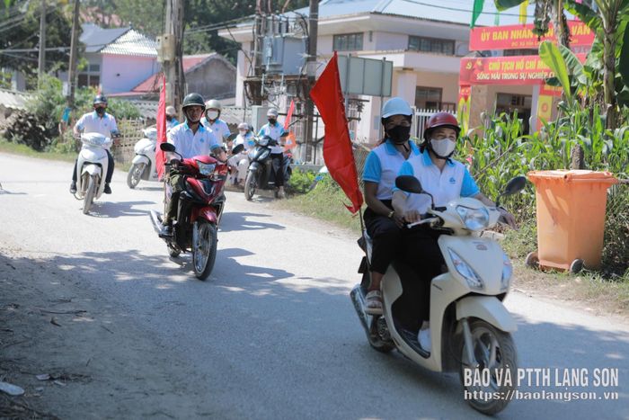 Các hội viên phụ nữ và hội viên danh dự xã Văn Lãng tham gia tuyên truyền lưu động về bình đẳng giới