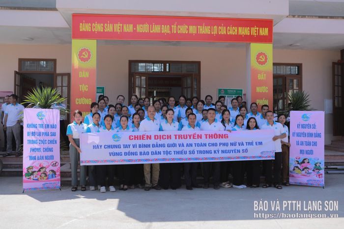 Các hội viên phụ nữ và hội viên danh dự xã Văn Lãng tham gia chiến dịch truyền thông về bình đẳng giới