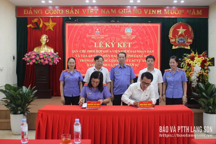 Lãnh đạo hai cơ quan thực hiện ký kết quy chế phối hợp