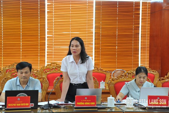 Lãnh đạo UBND phường Đông Kinh phát biểu ý kiến thảo luận tại cuộc họp