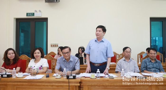 Đồng chí Chủ tịch Hội Người cao tuổi tỉnh phát biểu thảo luận, kiến nghị các nội dung tại chương trình