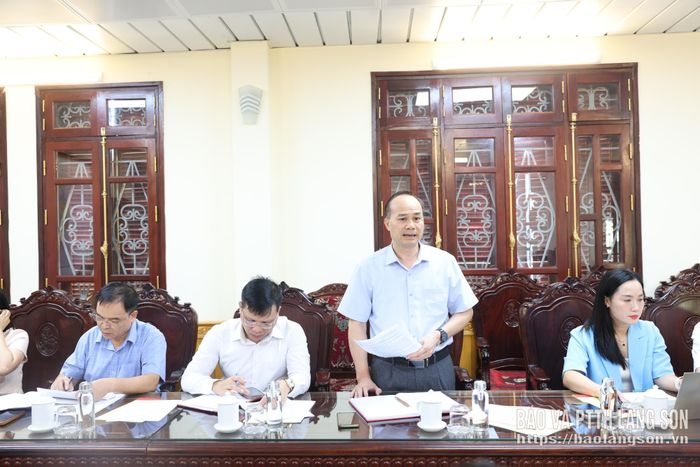 Đồng chí Phó Trưởng Ban Tổ chức Tỉnh ủy báo cáo một số nội dung tại buổi làm việc