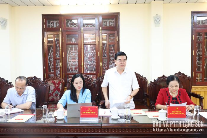 Đồng chí Phó Trưởng Ban Thường trực Ban Tổ chức Tỉnh ủy trình bày báo cáo kết quả công tác 9 tháng đầu năm tại buổi làm việc