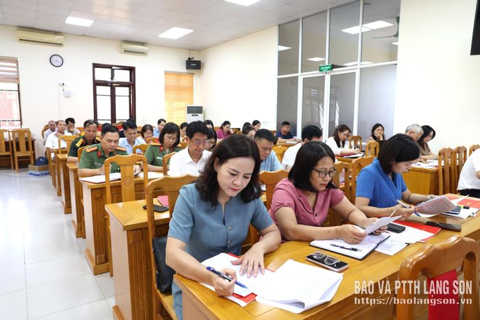 Các đại biểu nghiên cứu tài liệu tại hội nghị