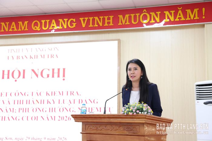 Đồng chí Đoàn Thu Hà, Phó Bí thư Tỉnh ủy, Trưởng Đoàn đại biểu Quốc hội tỉnh phát biểu chỉ đạo tại hội nghị