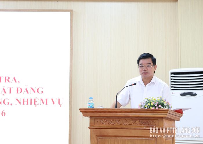 Lãnh đạo UBKT Tỉnh ủy trình bày báo cáo thực hiện nhiệm vụ 9 tháng đầu năm