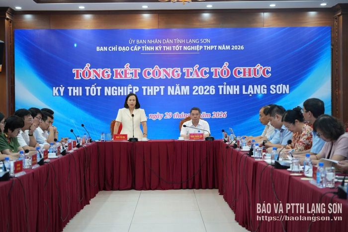 Đồng chí Đoàn Thị Hậu, Phó Bí thư Tỉnh ủy, Chủ tịch HĐND tỉnh phát biểu tại cuộc họp