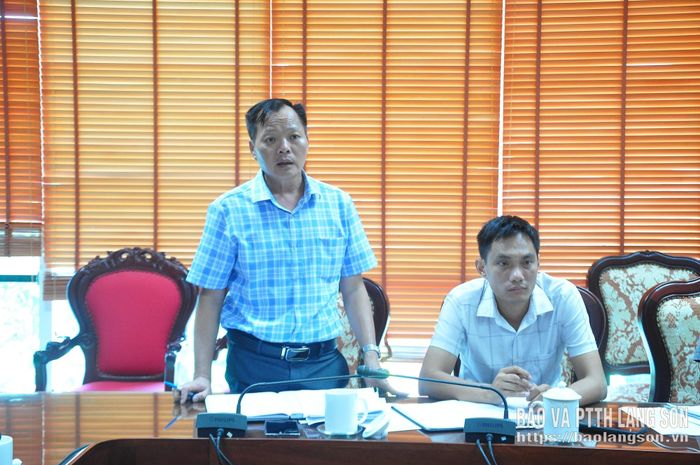 Lãnh đạo UBND phường Đông Kinh báo cáo các nội dung liên quan tại buổi kiểm tra