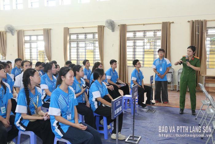Báo cáo viên Cục Cảnh sát hình sự (Bộ Công an) tuyên truyền pháp luật đến học sinh
