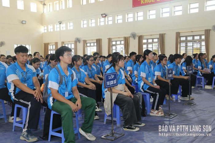 Học sinh Trường THPT chuyên Chu Văn An tham dự chương trình