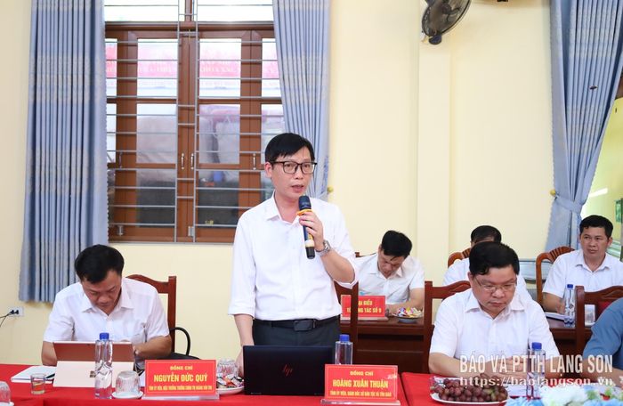 Giám đốc Sở Dân tộc và Tôn giáo, thành viên Tổ công tác phát biểu tại hội nghị
