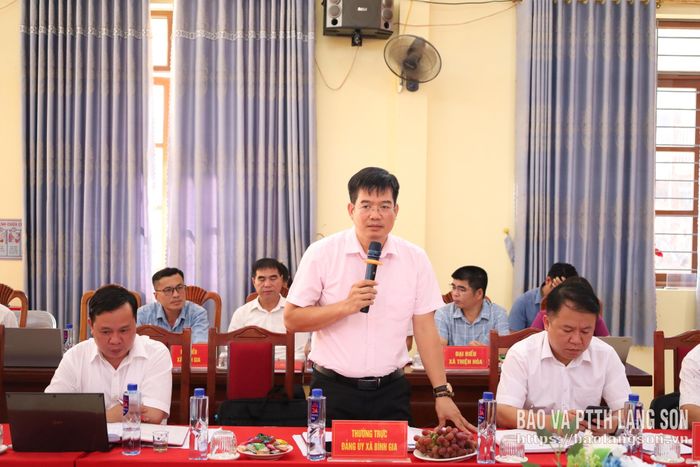 Lãnh đạo Đảng ủy xã Bình Gia báo cáo kết quả 9 tháng đầu năm tại hội nghị