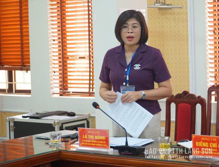 Lãnh đạo UBND phường Kỳ Lừa báo cáo tình hình công tác chống buôn lậu, gian lận thương mại và hàng giả