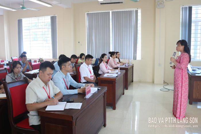 Thí sinh thực hiện phần thi giảng tại lớp học