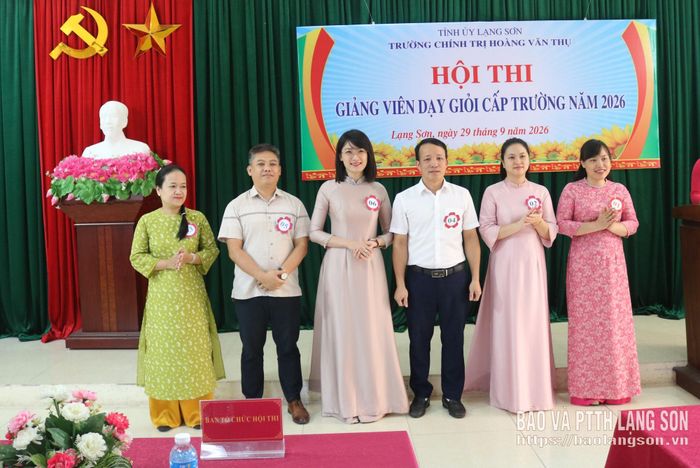Các thí sinh tham gia hội thi giảng viên dạy giỏi cấp trường ra mắt tại lễ khai mạc hội thi