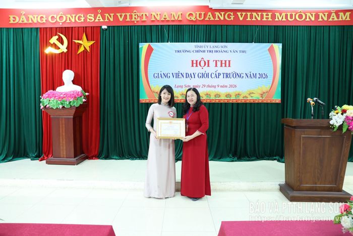 Thí sinh Hoàng Thị Quyên nhận giấy khen vì đạt thành tích xuất sắc trong hội thi giảng viên dạy giỏi cấp trường năm 2026