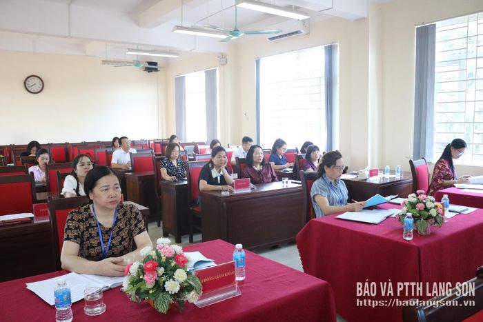 Ban Giám khảo theo dõi và chấm điểm phần thi giảng của các thí sinh
