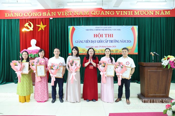 Lãnh đạo Trường Chính trị Hoàng Văn Thụ trao chứng nhận giảng viên dạy xuất sắc và giảng viên dạy giỏi cho các thí sinh