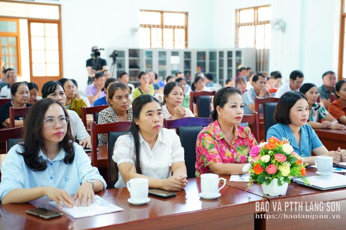 Các đại biểu và đại diện các gia đình tham dự hội nghị