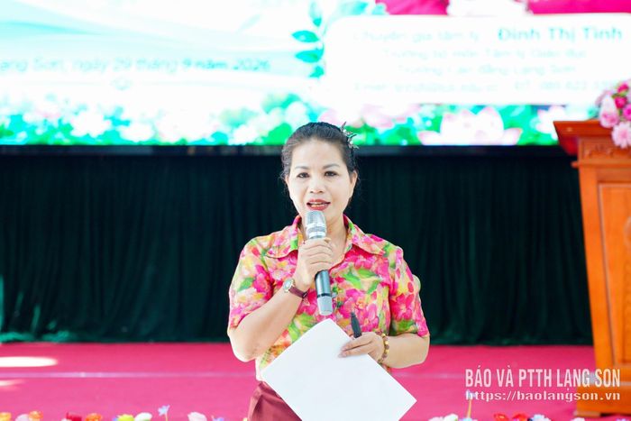 Thạc sĩ Đinh Thị Tình chia sẻ kỹ năng ứng xử giữa cha mẹ và con cái tại hội nghị